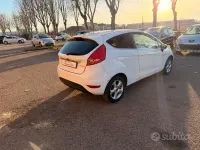 Usata Ford Fiesta 82 CV (60 kW) 2012 Bianco Berlina