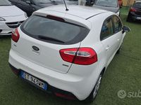 Usata Kia Rio Active 75 CV (55 kW) 2015 Bianco Berlina
