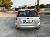 Usata Ford Fiesta 75 CV (55 kW) 2007 Grigio Utilitaria