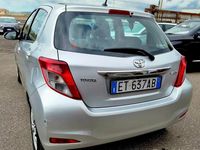 Usata Toyota Yaris Lounge 69 CV (50 kW) 2014 Grigio Utilitaria