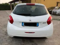 Usata Peugeot 208 Allure 68 CV (50 kW) 2014 Bianco Utilitaria