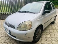 Usata Toyota Yaris 67 CV (49 kW) 2000 Argento Utilitaria