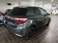Usata Toyota Yaris Hybrid Lounge 75 CV (55 kW) 2018 Grigio moda metallizzato SUV