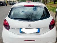 Gebraucht Peugeot 208 Allure 82 PS (60 kW) 2017 Weiß Kleinwagen