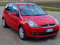 Usata Ford Fiesta Ghia 68 CV (50 kW) 2007 Rosso Utilitaria