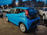 Usata Toyota Aygo Connect Style 72 CV (52 kW) 2020 Blu Utilitaria