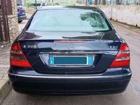 Usata Mercedes E220 Elegance 150 CV (110 kW) 2005 Blu/azzurro Berlina