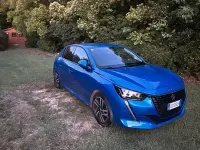 Usata Peugeot 208 102 CV (75 kW) 2021 Bluazzurro Utilitaria