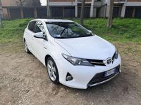 Usata Toyota Auris Hybrid Lounge 99 CV (72 kW) 2013 Bianco Berlina