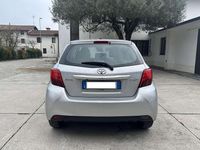 Usata Toyota Yaris Active 69 CV (50 kW) 2017 Argento Berlina
