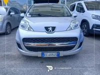 Usata Peugeot 107 Active 68 CV (50 kW) 2010 Argento Utilitaria