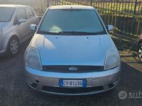 Usata Ford Fiesta Ghia 67 CV (49 kW) 2006 Grigio Berlina