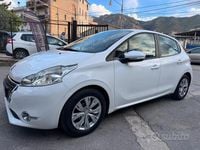 Usata Peugeot 208 Active 81 CV (59 kW) 2014 Bianco Utilitaria