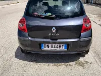 Usado Renault Clio II LE 75 CV (55 kW) 2008 Gris Berlina