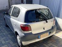 Usata Toyota Yaris 68 CV (50 kW) 2002 Argento Berlina