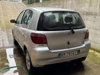 Usata Toyota Yaris 68 CV (50 kW) 2000 Grigio Utilitaria
