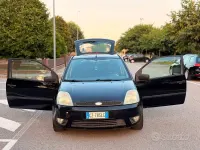 Usata Ford Fiesta Zetec 80 CV (58 kW) 2002 Nero Utilitaria