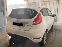 Usata Ford Fiesta Titanium 96 CV (70 kW) 2011 Bianco Utilitaria