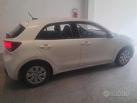 Usata Kia Rio Urban 84 CV (61 kW) 2022 Bianco Utilitaria