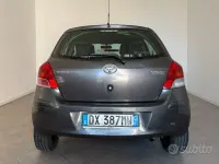 Usata Toyota Yaris Luxury 69 CV (50 kW) 2009 Grigio Utilitaria