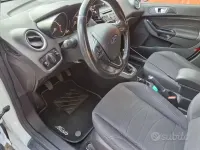 Usata Ford Fiesta 75 CV (55 kW) 2015 Bianco Utilitaria