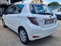 Usata Toyota Yaris Hybrid Lounge 74 CV (54 kW) 2014 Bianco Berlina