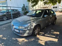 Usata Alfa Romeo 147 Progression 116 CV (85 kW) 2001 Grigio Utilitaria