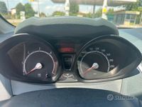 Usata Ford Fiesta Titanium 68 CV (50 kW) 2009 Bianco Utilitaria