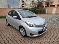 Usata Toyota Yaris 89 CV (65 kW) 2013 Grigio Utilitaria