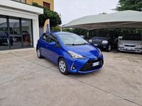 Usata Toyota Yaris Hybrid Business Edition 73 CV (53 kW) 2020 Blu Berlina