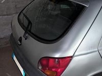Usata Ford Fiesta 75 CV (55 kW) 2000 Grigio Utilitaria