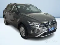 Usata VW T-Roc Life 150 CV (110 kW) 2023 Grigio metallizzato SUV