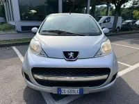Usata Peugeot 107 Active 68 CV (50 kW) 2011 Argento Utilitaria