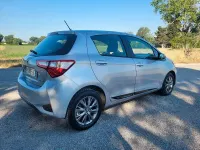 Usata Toyota Yaris Hybrid Active 73 CV (53 kW) 2017 Grigio Berlina