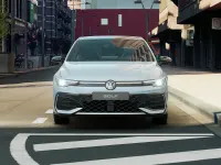 Nuova VW Golf VIII R-line Plus 150 CV (110 kW) 2026 Crystal ice blue metallizzato Berlina