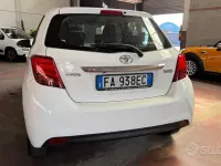 Usata Toyota Yaris Lounge 69 CV (50 kW) 2015 Bianco Utilitaria