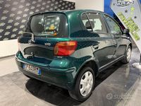 Usata Toyota Yaris 65 CV (47 kW) 2004 Verde Berlina