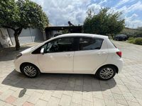Usata Toyota Yaris Lounge 69 CV (50 kW) 2015 Bianco Utilitaria