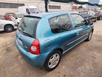 Usado Renault Clio II 58 CV (42 kW) 2005 Azul Berlina