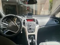 Usata Opel Astra 100 CV (73 kW) 2012 Bianco Berlina