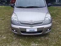 Usata Toyota Yaris Verso Sol 84 CV (61 kW) 2003 Grigio Monovolume
