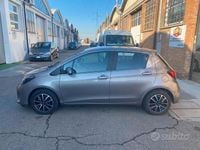 Usata Toyota Yaris Active 69 CV (50 kW) 2015 Grigio Berlina
