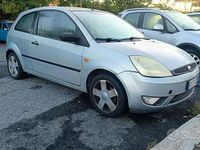 Usado Ford Fiesta Zetec 75 HP (55 kW) 2004 Cinzento Citadino
