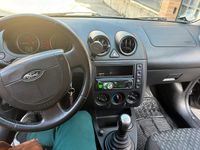 Usata Ford Fiesta Zetec 68 CV (50 kW) 2004 Grigio Utilitaria