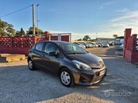 Usata Toyota Yaris Hybrid Lounge 75 CV (55 kW) 2013 Nero Berlina