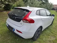 Usata Volvo V40 Plus 122 CV (89 kW) 2019 Bianco Berlina