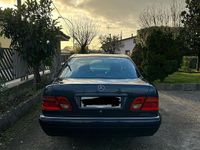 Usata Mercedes E250 Avantgarde 113 CV (83 kW) 1998 Blu Berlina