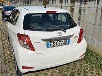 Usata Toyota Yaris Lounge 69 CV (50 kW) 2013 Bianco Utilitaria