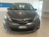 Usata Toyota Yaris Style 99 CV (72 kW) 2012 Grigio Utilitaria