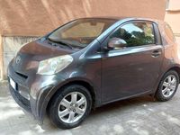 Usata Toyota iQ Sol 68 CV (50 kW) 2011 Grigio Utilitaria